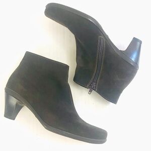 La Canadienne Waterproof Brown Suede Ankle Booties - Size 6
